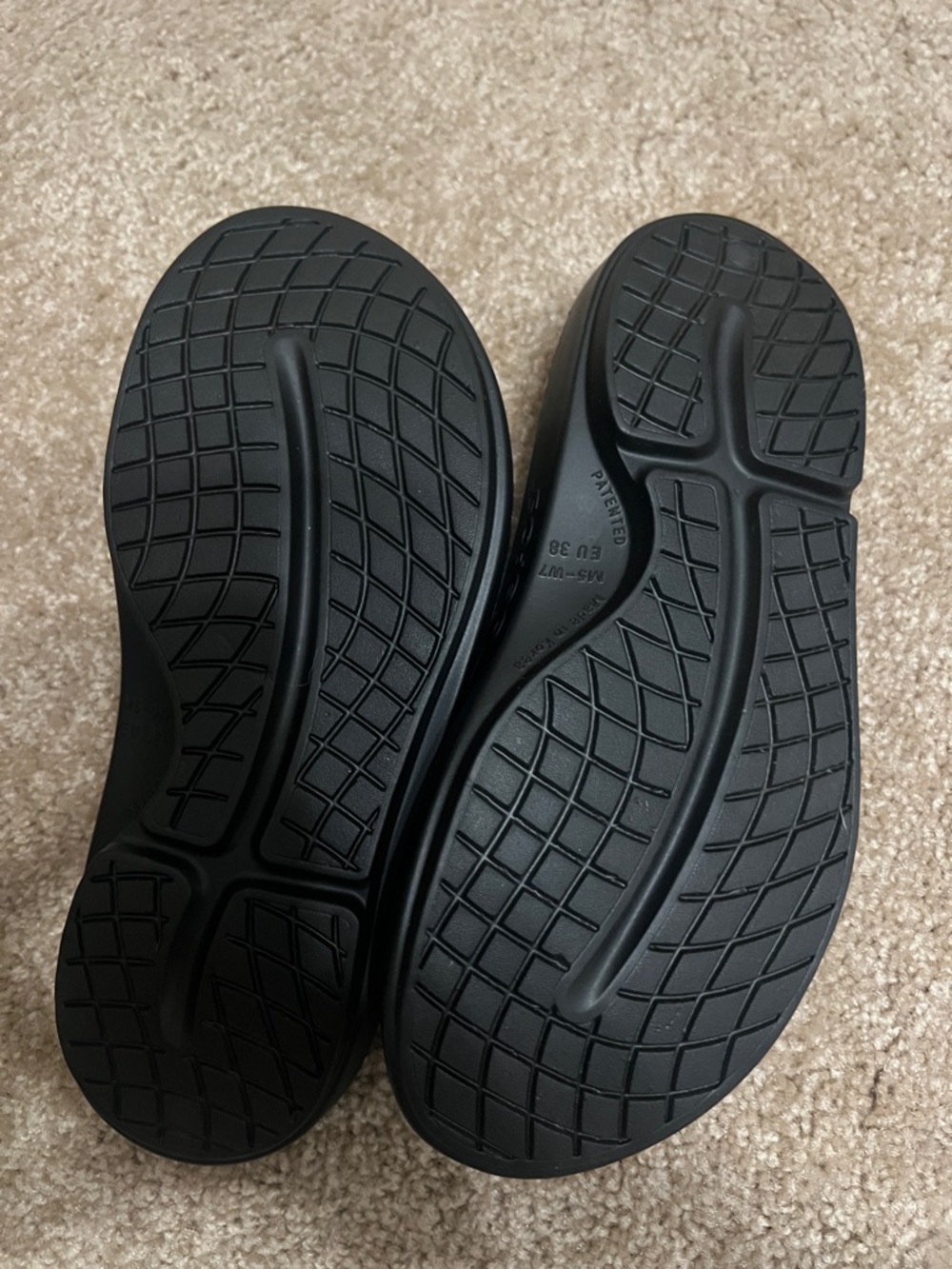 OOFOS Black Women's Recovery Foam Thong Sandals - Picture 5 of 7